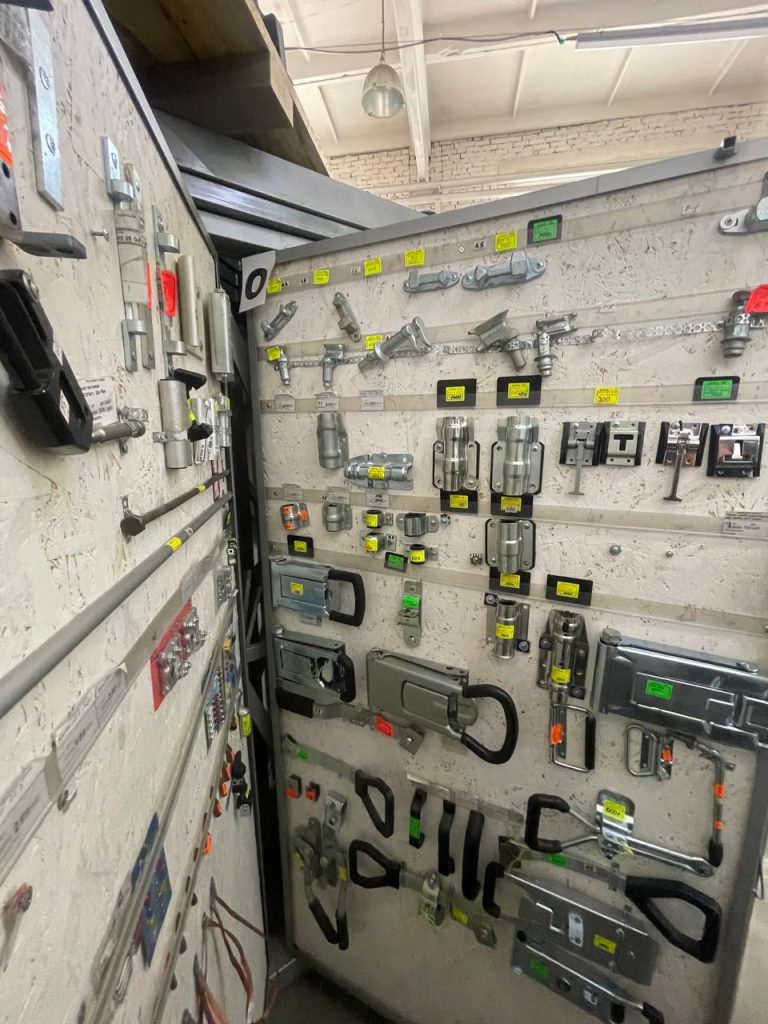 Фурнитура и запчасти на полуприцепы